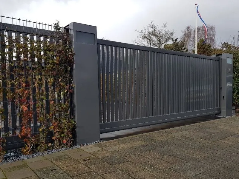 Strak modern zwart hekwerk met horizontale lamellen