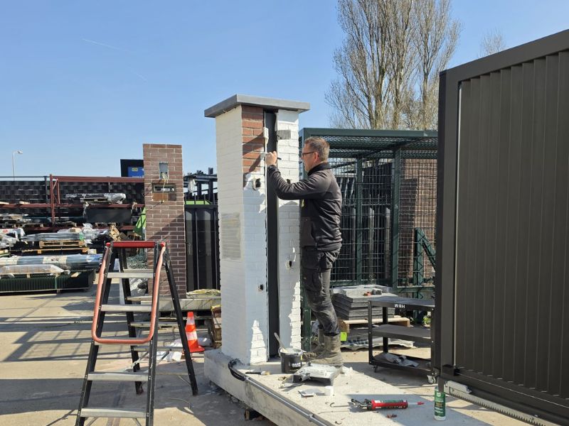 Medewerken van de Kim Hekwerk aan het werk