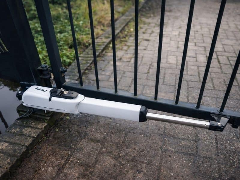 Elektrische aandrijving voor draaipoort met motorarm, voor automatische toegangscontrole en openen van hek bij oprit