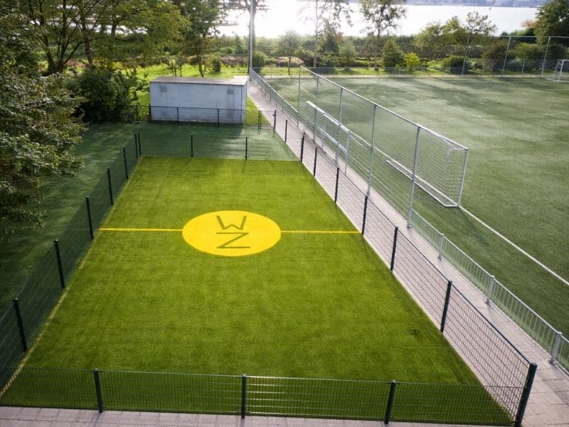 Hekwerk rondom pana-veld en voetbalveld bij sportcentrum