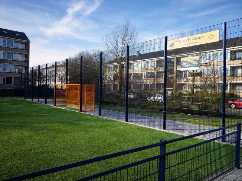 Hekwerk rondom voetbalveld van staal, voor veilige afbakening en toegangscontrole bij sportterrein en openbare ruimte
