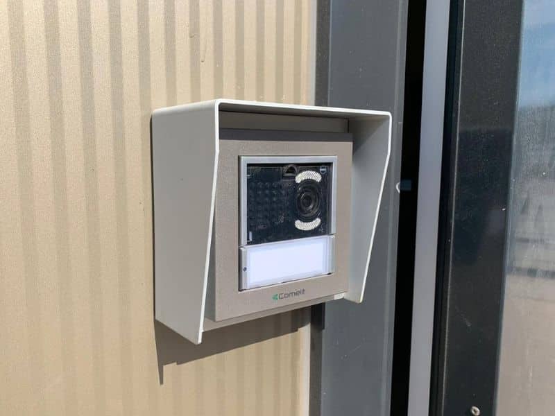 IP intercom met camera en regenkap bij ingang, voor toegangscontrole en communicatie bij hek of poort van woning of bedrijfspand.