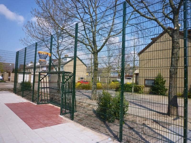 Basketbal veld hekwerk in een woonwijk