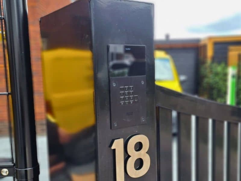 2-draads intercom met camera en keypad op poortzuil.