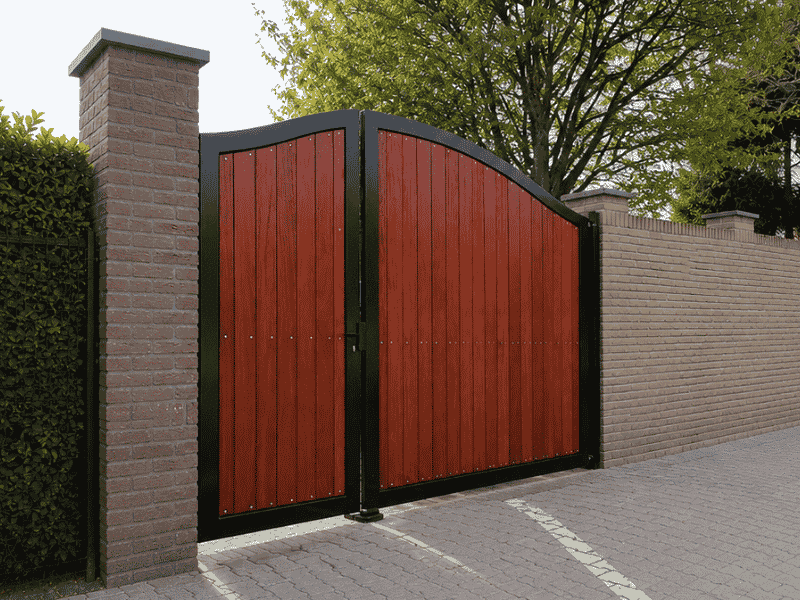 Houten dubbele draaipoort bij woning in Hillegom, voor veilige toegangscontrole en afsluiting van oprit met hekwerk.