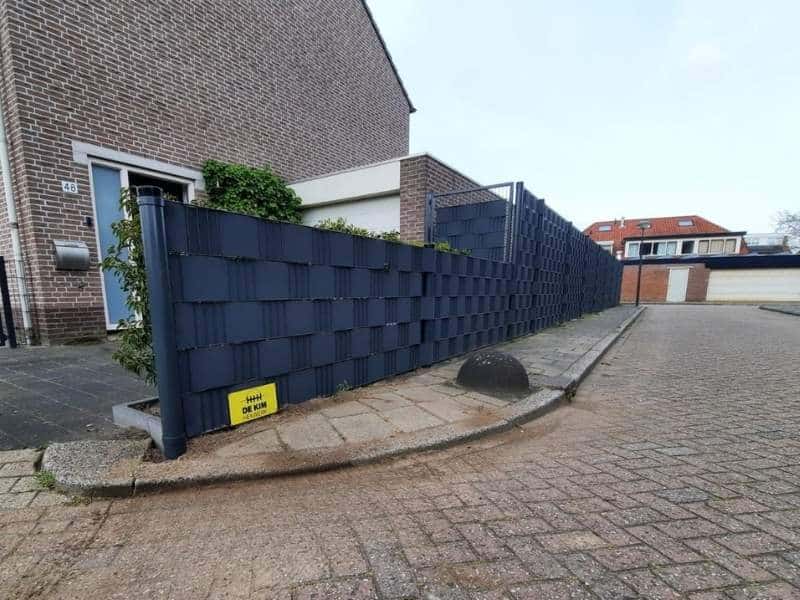 Dubbelstaafmat hekwerk met privacybanden in Beverwijk, voor moderne erfafscheiding en extra privacy bij woning.