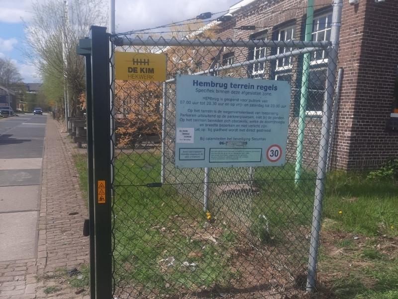 Spoedreparatie van gaashekwerk en aanslagportaal in Zaandam, voor veilige terreinbeveiliging en toegangscontrole.