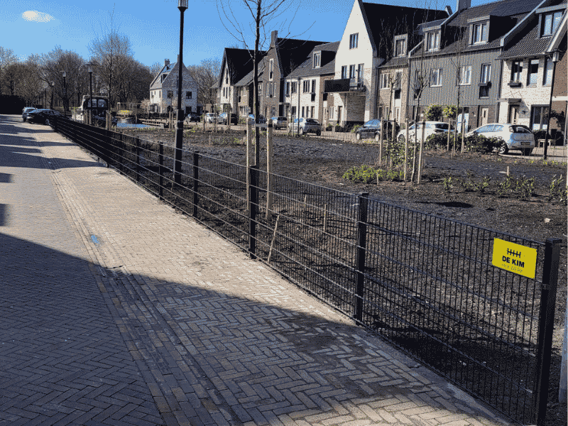 Hekwerk voor bouwprojecten met zwart dubbelstaafmat hekwerk rondom nieuwbouwwoningen, geplaatst door De Kim Hekwerk.