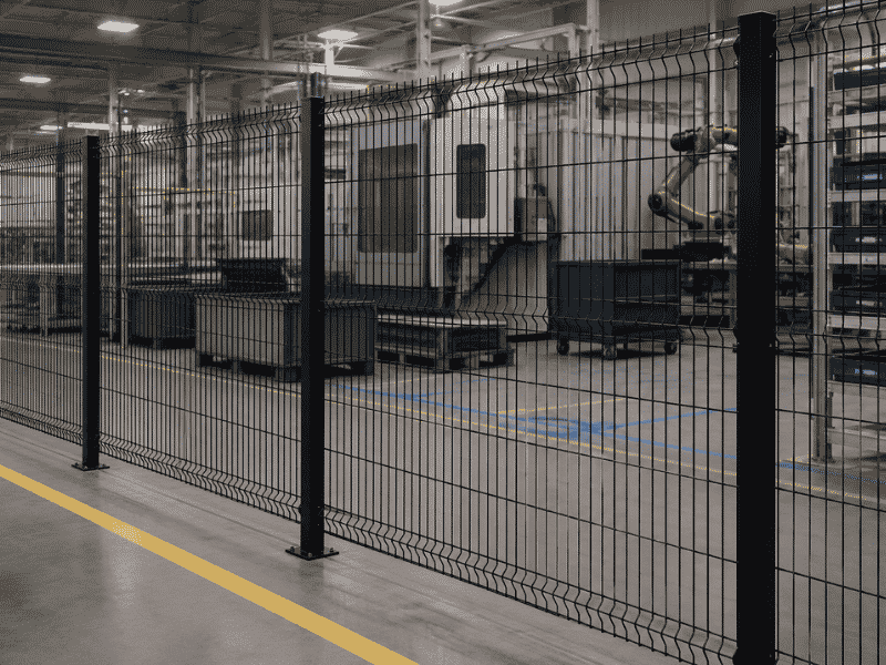 Hekwerk fabriek met stevig gaashekwerk voor veilige afscherming van machines en industriële werkruimtes.