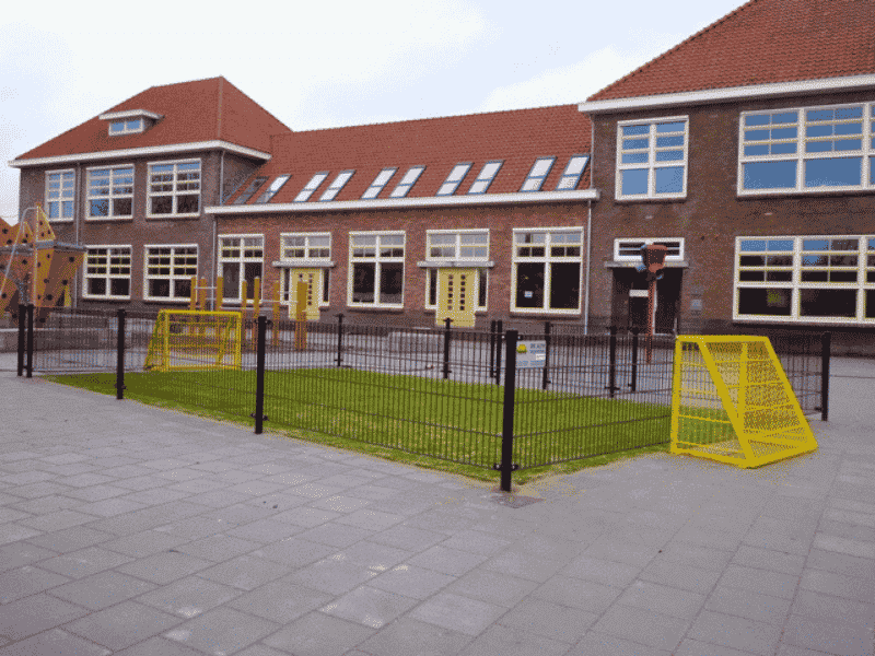 Hekwerk bij een school