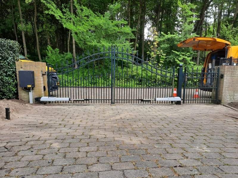 Storingsservice aan een elektrische draaipoort met automatische poortaandrijving bij een woning.