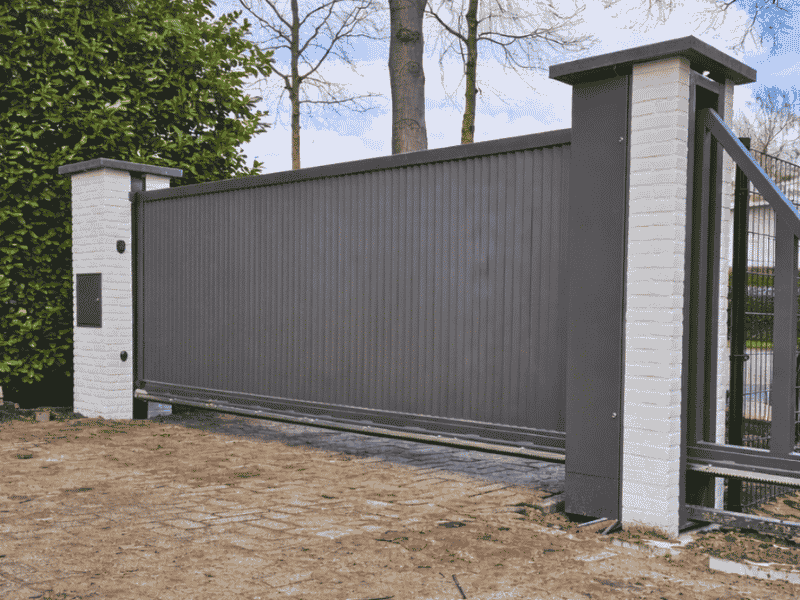Schuifpoort automatisering bij een woonhuis
