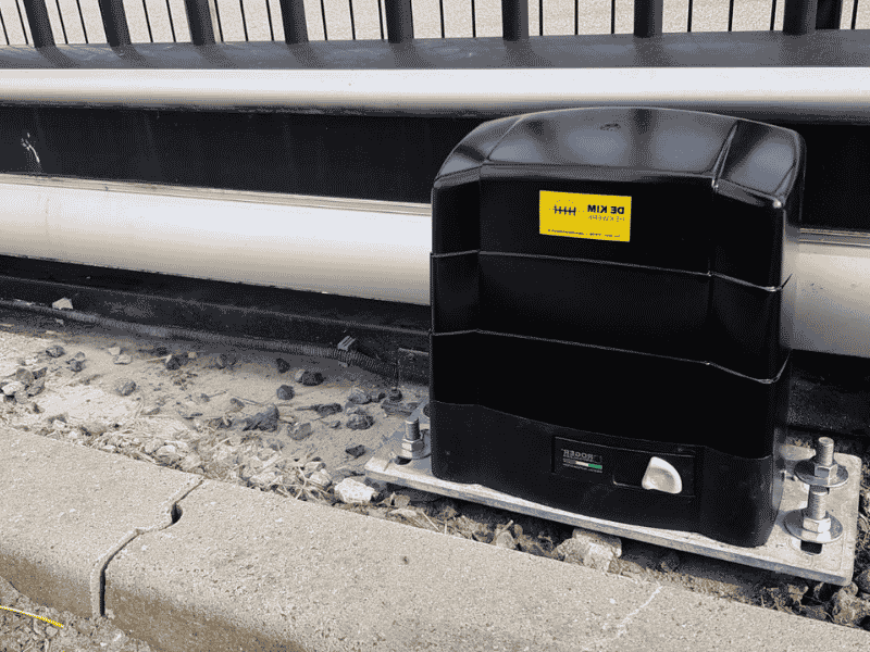 Motor van een schuifpoort elektrisch
